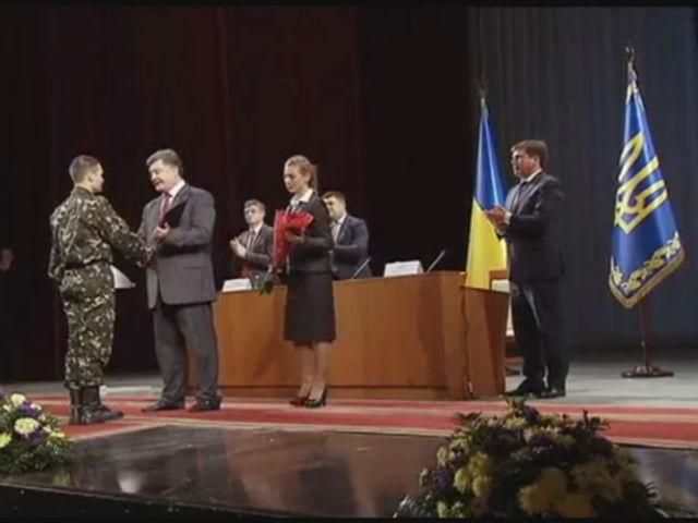 Порошенко в Одессе наградил участников АТО