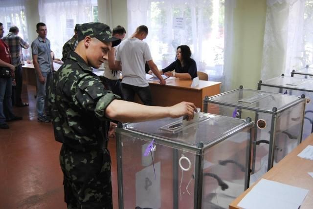 Группы военных могут голосовать в разных местах, — международный наблюдатель