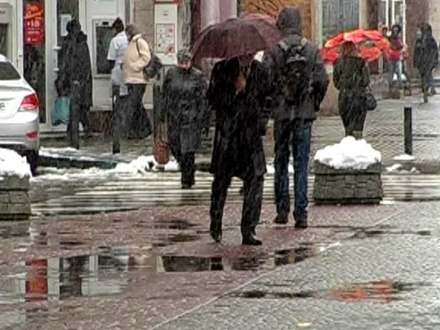 "Зимова казка" у Франківську: сніг людей не злякав, комунальники певні — контролюють ситуацію "Зимова казка" у Франківську: сніг людей не злякав, комунальники певні — контролюють ситуацію