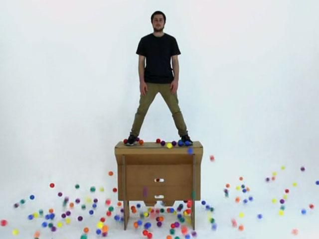 Новозеландець розробив стіл, який можна завжди носити з собою Новозеландець розробив стіл, який можна завжди носити з собою