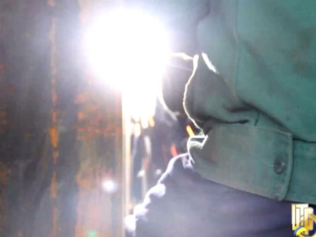 В Краматорске мастера бронируют боевые машины для АТО (Видео) В Краматорске мастера бронируют боевые машины для АТО (Видео)