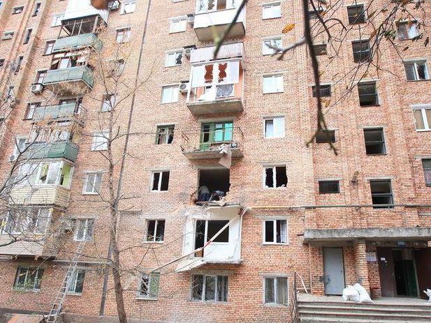 Терористи захопили меблеву компанію і супермаркет у Донецьку Терористи захопили меблеву компанію і супермаркет у Донецьку