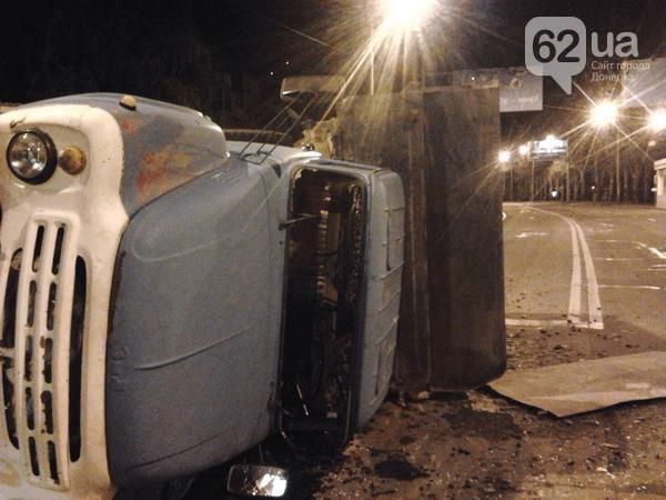 У Донецьку терористи на танку врізалися у вантажівку (Фото) У Донецьку терористи на танку врізалися у вантажівку (Фото)