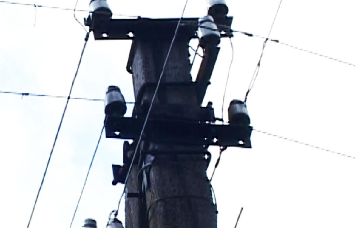 Из-за непогоды в Украине без света остались более 200 населенных пунктов Из-за непогоды в Украине без света остались более 200 населенных пунктов