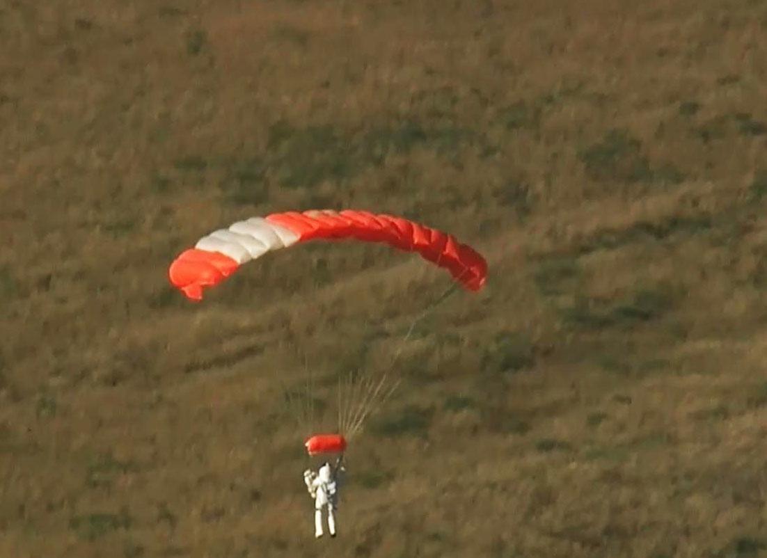 Топ-менеджер компании Google побил мировой рекорд по прыжкам с парашютом из стратосферы