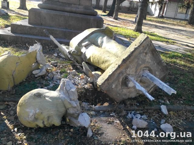 У Нікополі вітер і активісти здули Ілліча (Фото. Відео) У Нікополі вітер і активісти здули Ілліча (Фото. Відео)