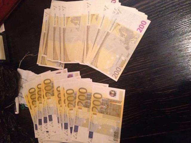 В Україну завозили фальшиву валюту, яку неможливо розпізнати "неозброєним оком" (Фото) В Україну завозили фальшиву валюту, яку неможливо розпізнати "неозброєним оком" (Фото)