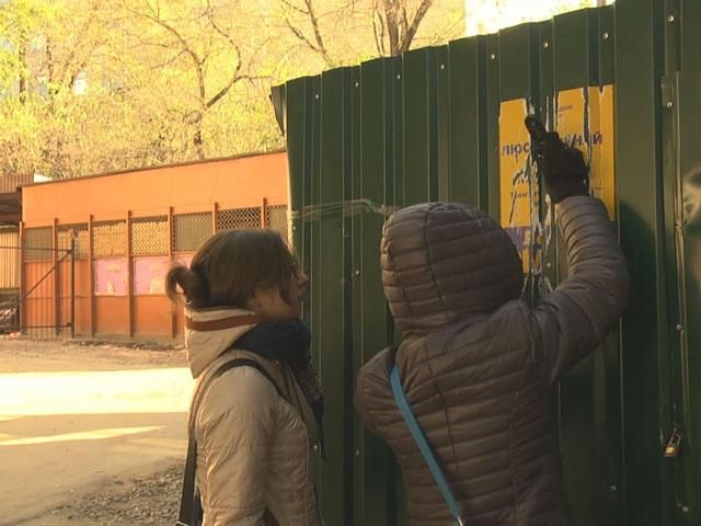 В Києві волонтери допомагають зривати агітрекламу (Відео)