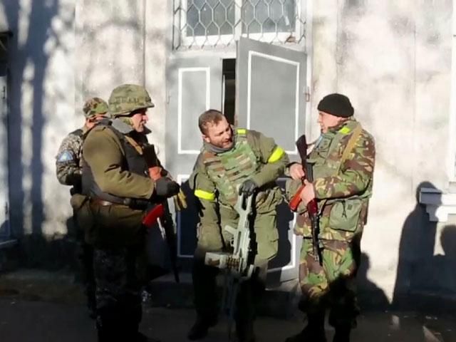 У Волновасі виборчі дільниці охоронятимуть озброєні військові (Відео)