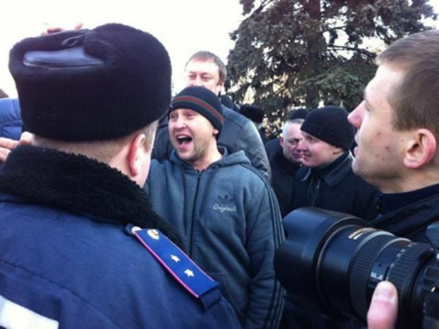 В Киевской области возле участка задержали 20 "титушок"