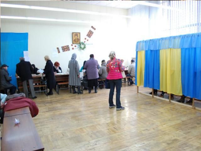 П'яний львів'янин намагався винести бюлетені з дільниці П'яний львів'янин намагався винести бюлетені з дільниці