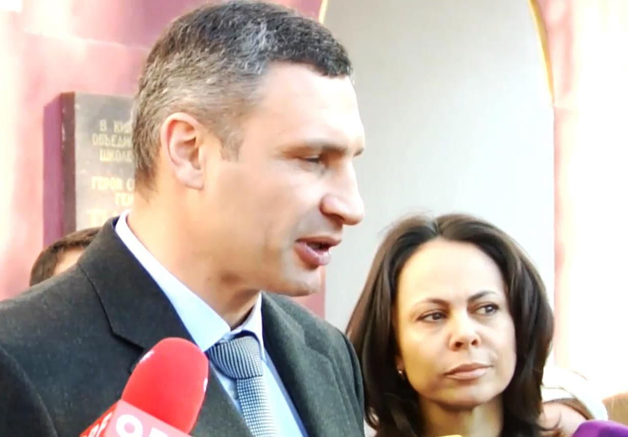 Виталий Кличко пришел на участок с женой (Видео)