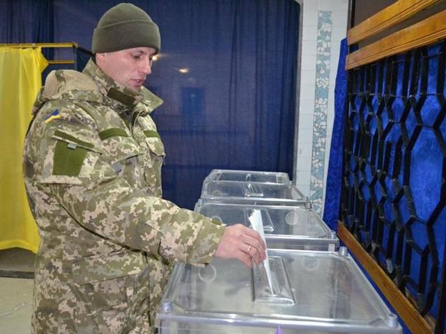 Деякі військові змогли проголосувати (Фото) Деякі військові змогли проголосувати (Фото)