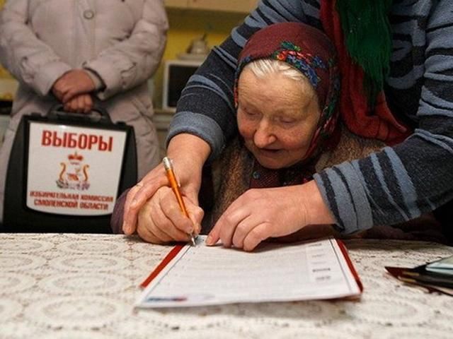 Двом бабусям не дозволили голосувати разом, за це вони порвали бюлетені Двом бабусям не дозволили голосувати разом, за це вони порвали бюлетені