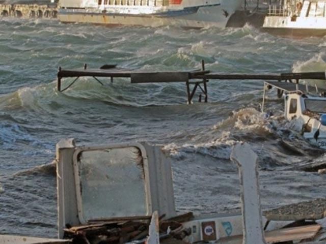 Крим штормить: негода зносить дахи і затоплює яхти (Фото, Відео) Крим штормить: негода зносить дахи і затоплює яхти (Фото, Відео)