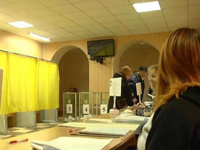 На Донеччині проголосувала лише третина виборців На Донеччині проголосувала лише третина виборців