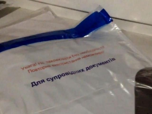 В Луганске среди нарушений — незаклеенные пакеты с документами (Видео)
