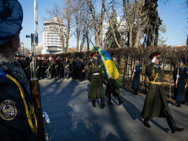 Первые лица государства возложили цветы на могилу Неизвестного солдата (Фото)