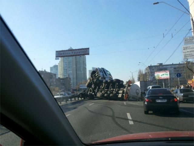 У Києві перекинулася цистерна з олією (Фото. Відео)