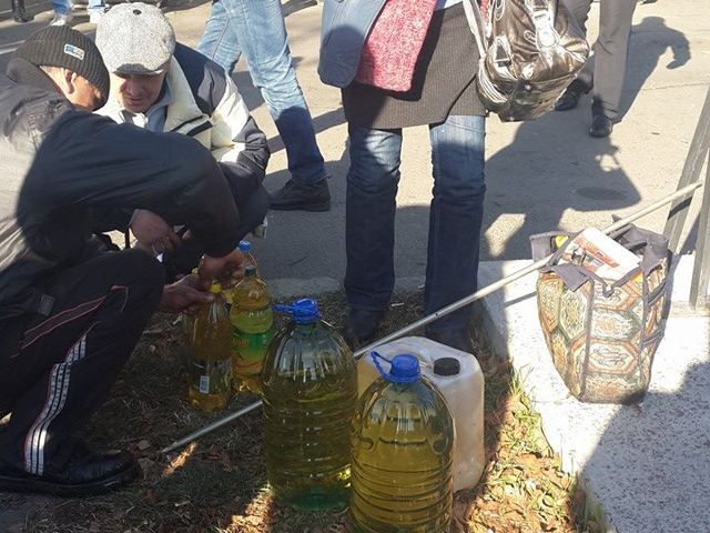 Люди собирали масло из цистерны, которая перевернулась в Киеве (Фото)