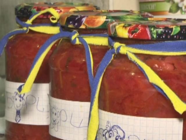 Винничанка готовит заправку для борща для бойцов АТО Винничанка готовит заправку для борща для бойцов АТО