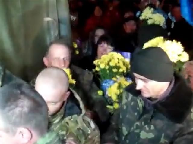 У Дніпропетровську зустріли "кіборгів" з Донецького аеропорту (Відео) У Дніпропетровську зустріли "кіборгів" з Донецького аеропорту (Відео)