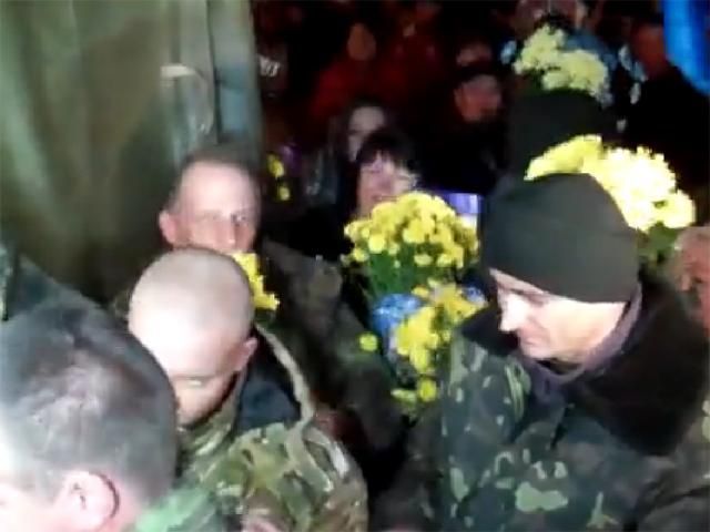 В Днепропетровске встретили "киборгов" из Донецкого аэропорта (Видео)