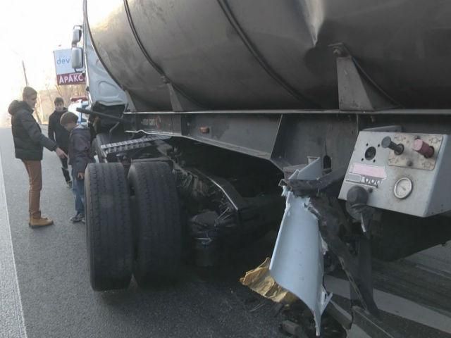 В Киеве на одной из крупнейших трасс перевернулся грузовик