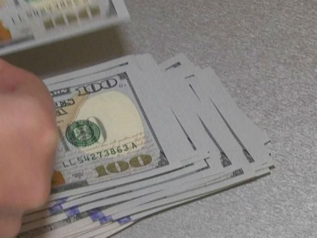 Для поддержания гривны Нацбанк продаст банкам 300 миллионов долларов Для поддержания гривны Нацбанк продаст банкам 300 миллионов долларов