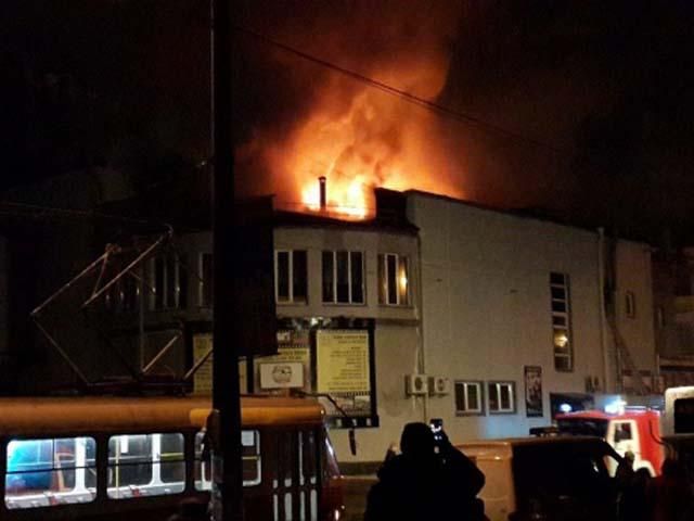 Київський "Жовтень" ніяк не загасять (Фото. Відео) Київський "Жовтень" ніяк не загасять (Фото. Відео)