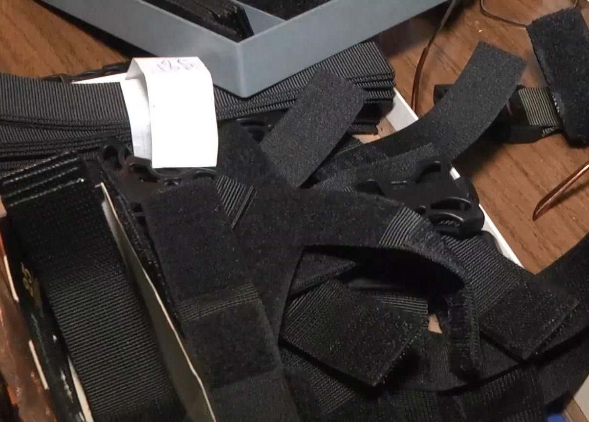 Переселенка зі Сходу шиє ремені для автоматів у зону АТО Переселенка зі Сходу шиє ремені для автоматів у зону АТО