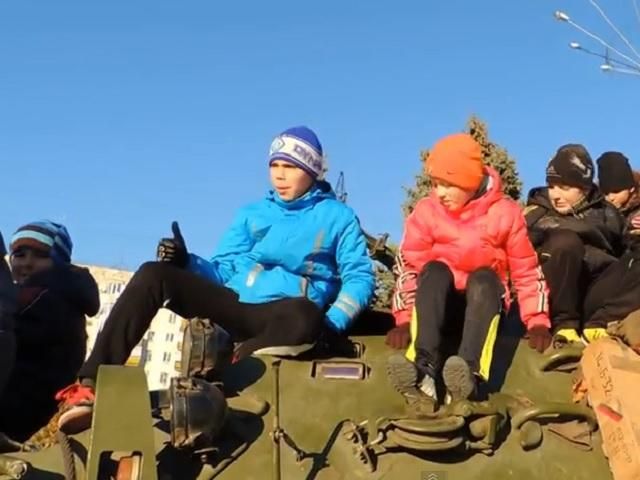 "Я в армію хочу! Українську!" — діти у Рубіжному (Відео)