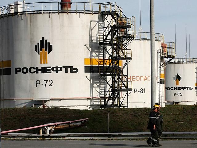 Доходы "Роснефти" сократились почти вдвое из-за санкций