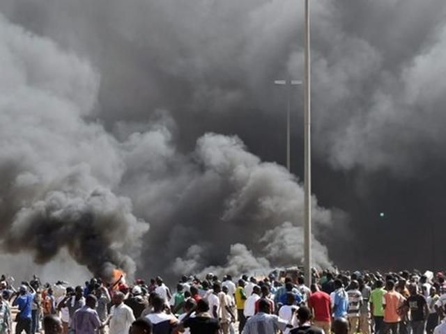 В Буркина-Фасо оппозиция сожгла парламент, есть погибшие