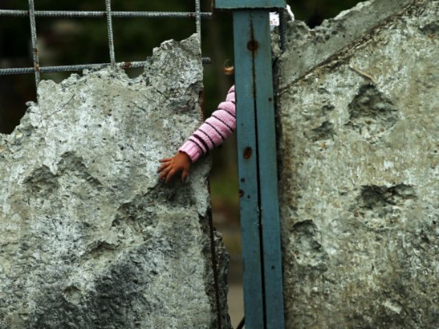 В Попасной закрывают школы из-за возможных обстрелов В Попасной закрывают школы из-за возможных обстрелов