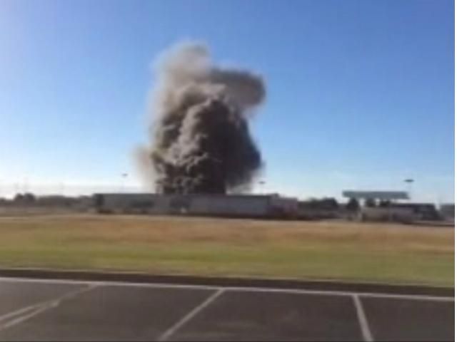 В США самолет врезался в здание аэропорта: 2 человека погибли (Видео)
