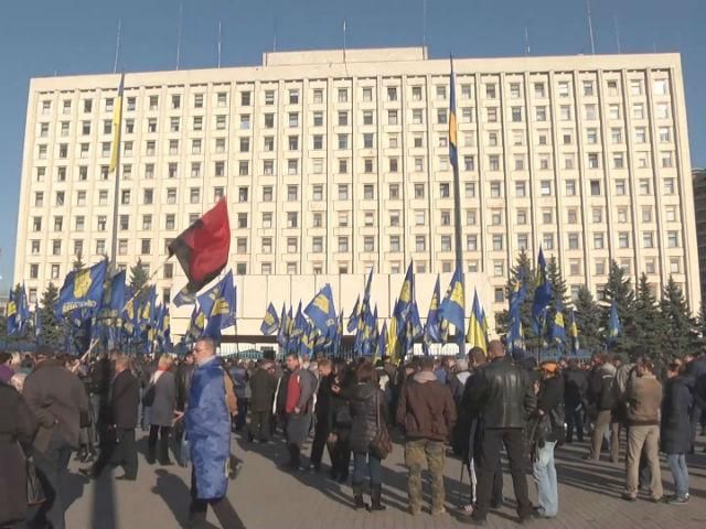 Сьогодні "свободівці" мітингували, вимагаючи від ЦВК перерахунку голосів Сьогодні "свободівці" мітингували, вимагаючи від ЦВК перерахунку голосів