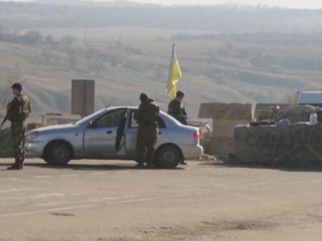 Украинские военные несут службу на блокпостах в Луганской области