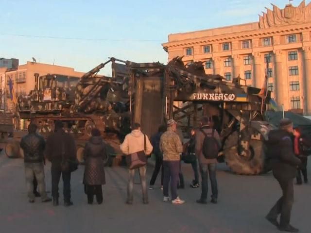 Волонтеры отремонтировали экскаватор, который будет копать ров на границе с Россией