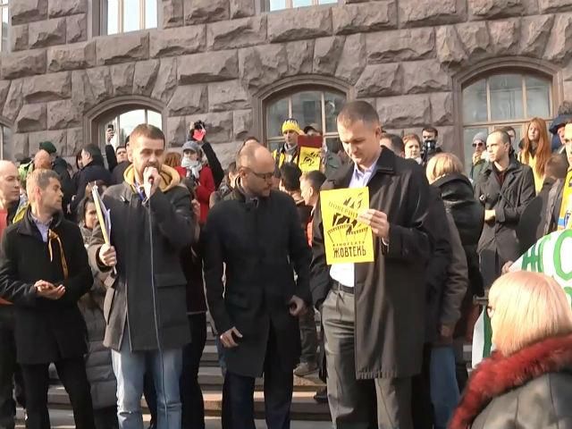 Активисты пикетировали КГГА: требовали восстановить и наказать виновных в его уничтожении Активисты пикетировали КГГА: требовали восстановить и наказать виновных в его уничтожении