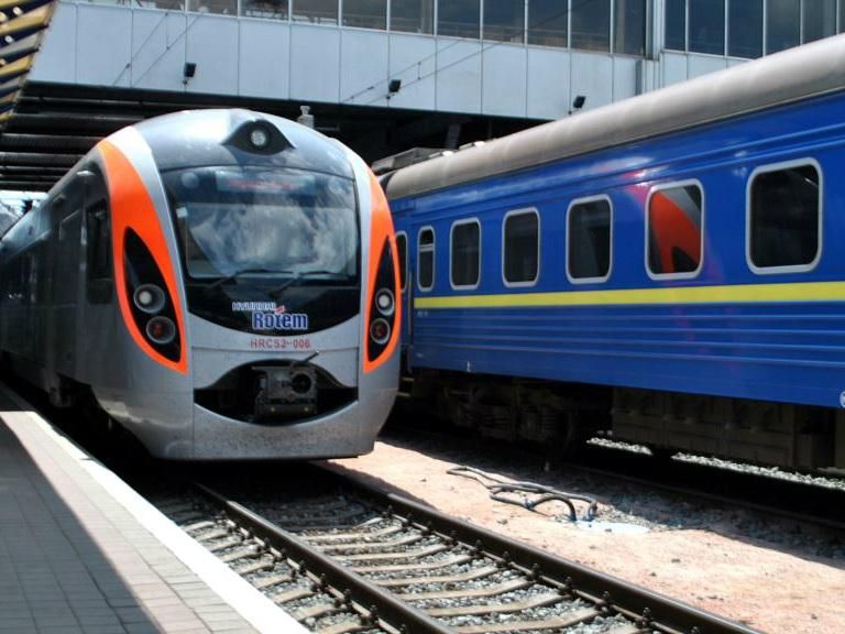 "Укрзалізниця" з 1 листопада обладнає всі швидкісні поїзди POS-терміналами "Укрзалізниця" з 1 листопада обладнає всі швидкісні поїзди POS-терміналами