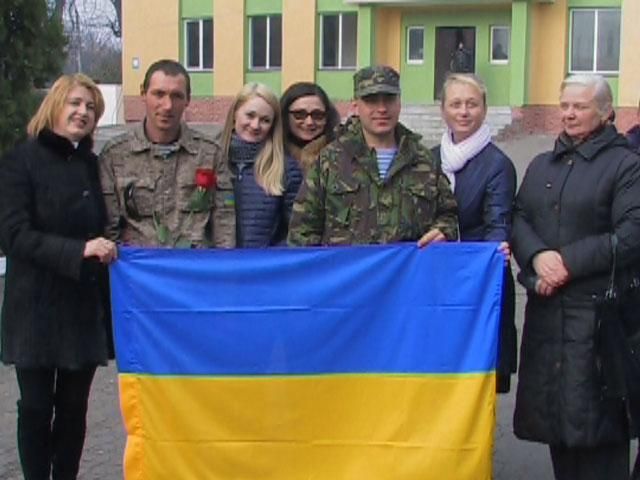 В Черновцы вернулись из зоны АТО 50 десантников (Видео)