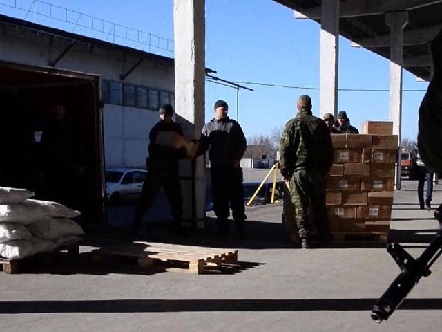 Четвертий "гумконвой": близько сотні вантажівок розвантажили на Донбасі