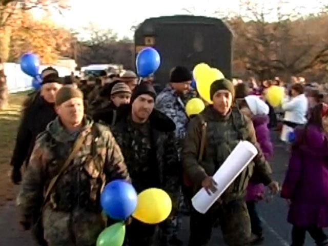 Бойцов, которые героически обороняли Волноваху, встретили дома (Видео) Бойцов, которые героически обороняли Волноваху, встретили дома (Видео)