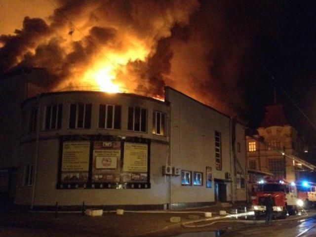 Задержаны лица, которые подожгли кинотеатр "Октябрь", — Аваков