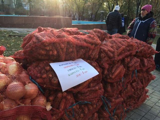 Терористи підкуповують "виборців" овочами (Фото)
