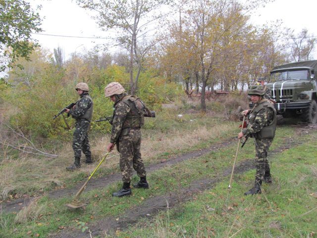 Террористы заминировали тысячи километров дорог вблизи Мариуполя (Фото)