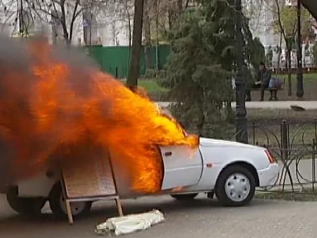 В Мариуполе взорвалась машина: пострадали четыре человека, возможно, есть погибший