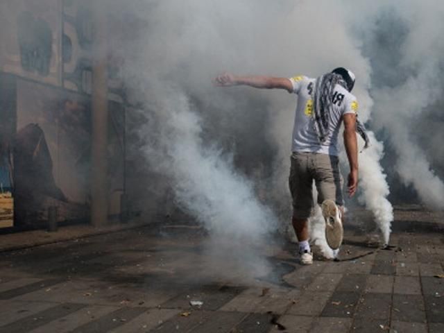 Во время беспорядков во Франции задержали десятки протестующих (Фото) Во время беспорядков во Франции задержали десятки протестующих (Фото)