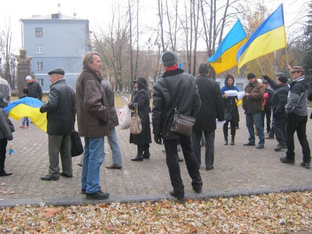 В Донецкой области люди с желто-голубыми флагами протестовали против "ДНР" (Фото)